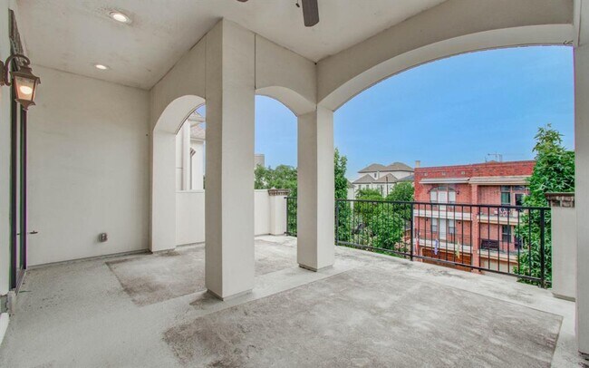 Building Photo - 309 W Pierce St