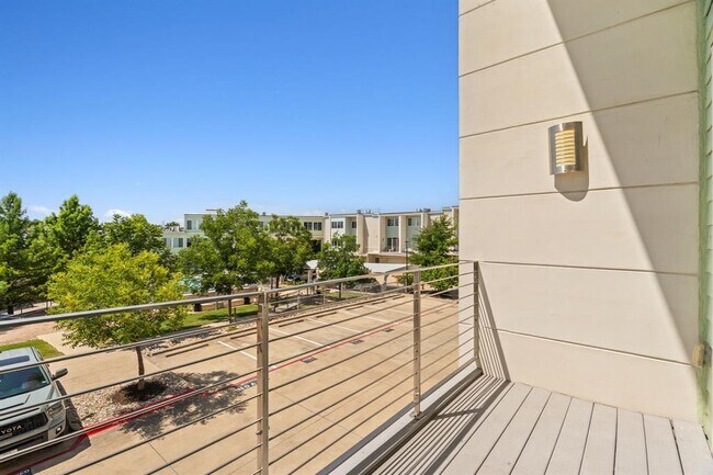 Building Photo - 604 N Bluff Dr