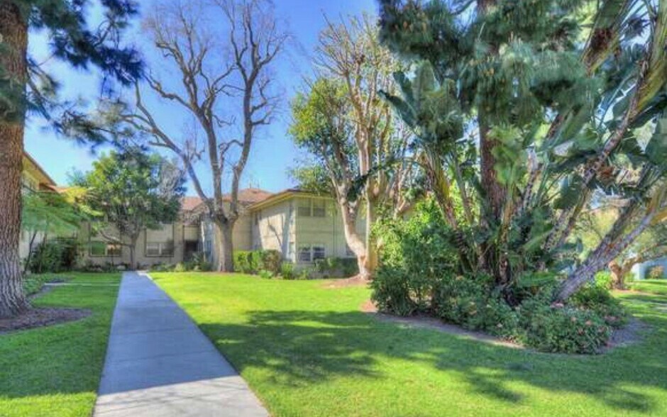 lovely grounds in all four seasons- - 5876 Bowcroft St