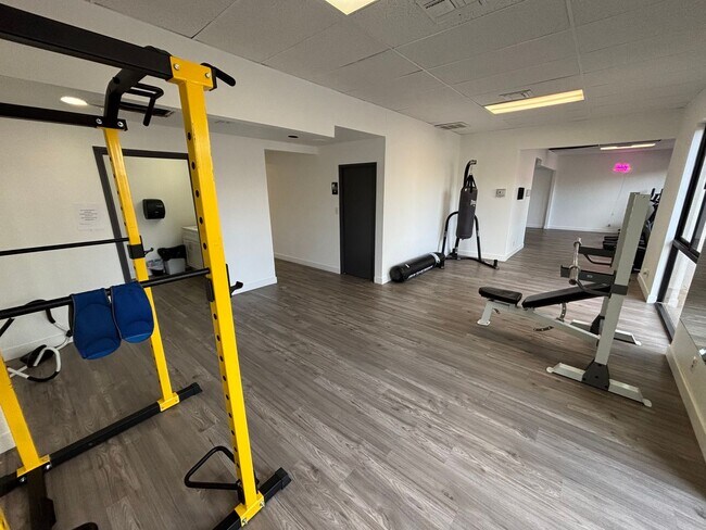 Building Photo - Stunning 2-Bed, 2-Bath High-Rise Residence...