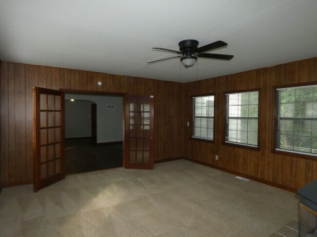 Building Photo - 4701 N Green Hills Rd