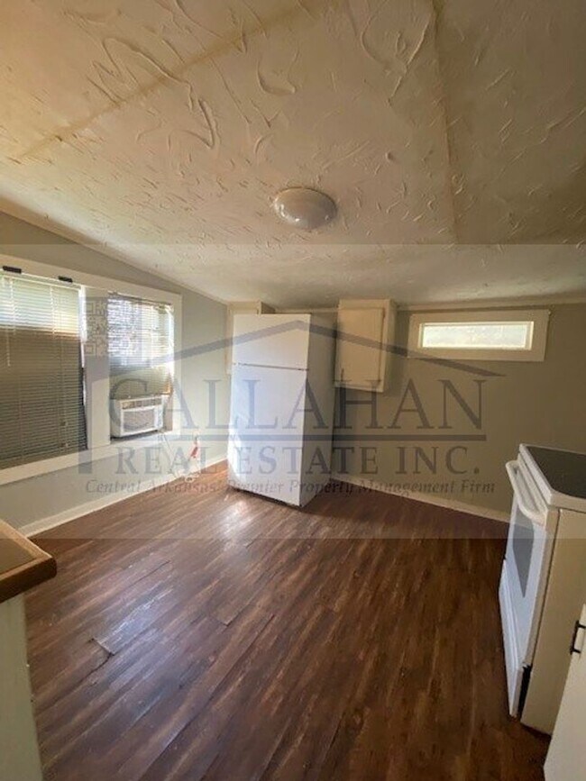 Building Photo - NLR 1 Bedroom Duplex