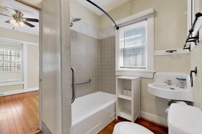 Building Photo - Downtown BUNGALOW 2 Bedroom 1 Bath