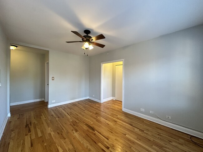 Building Photo - 4742 N Hermitage Ave