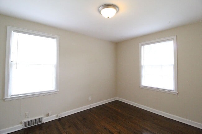 Building Photo - 2 Bedroom Duplex in North Kansas City