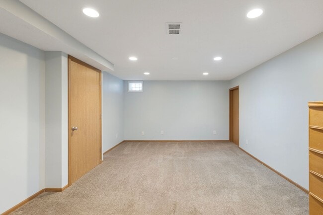 Building Photo - Charming 4 Bed, 2 Bath Home Steps from Elmwood Park