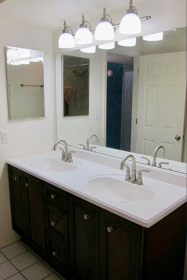 Building Photo - 984 N 85th Pl