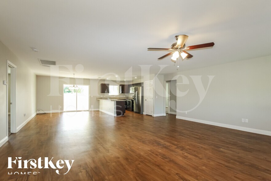 Building Photo - 4243 W Bluefield Ave