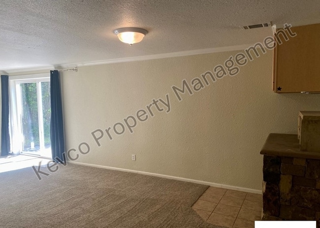Building Photo - 1400 Hillcrest Dr