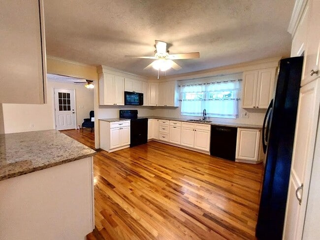 Building Photo - 3 Bedroom Brick Home