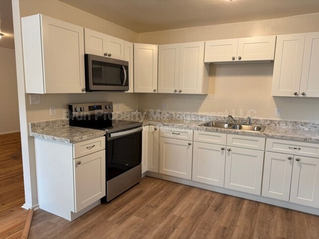 Building Photo - 3817 Woodlake Dr