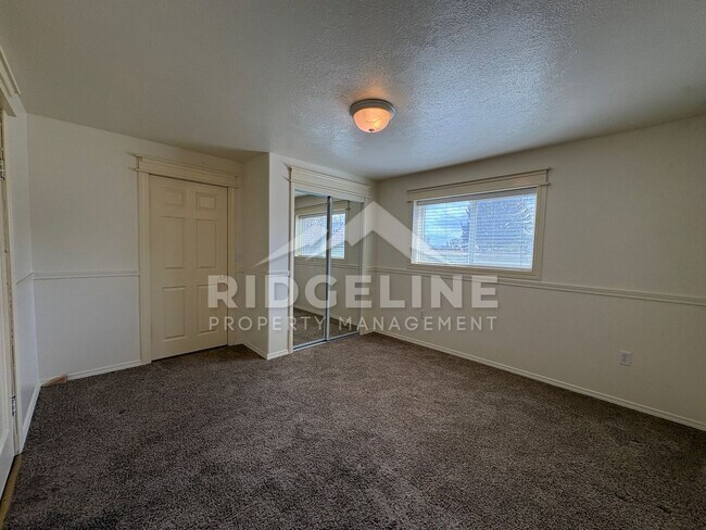 Building Photo - 2 Bed Home on .96 Acres!