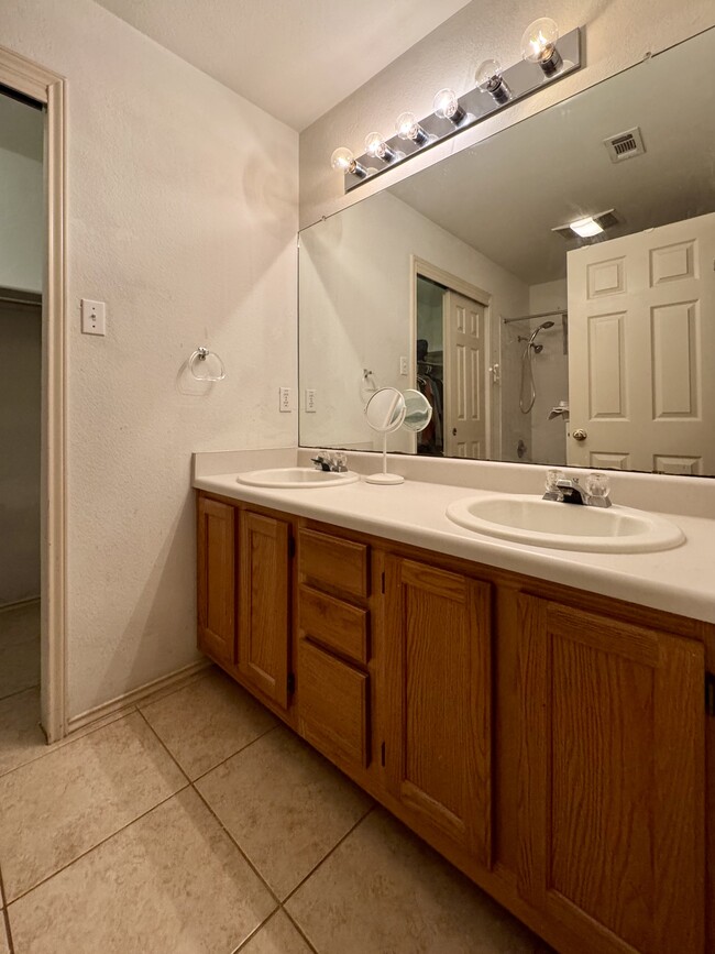 Building Photo - 8957 Taline Cir