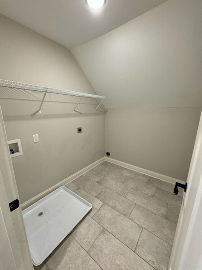 Building Photo - Knoxville 37920 - **COMING AVAILABLE August 1st** Beautiful single family home located in South K...