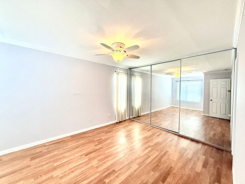 Building Photo - 2521 W Sunflower Ave