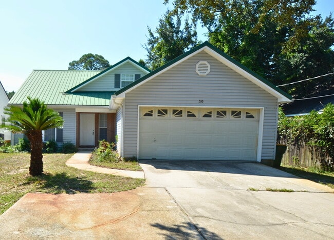 Primary Photo - Beautifully Renovated 3-Bedroom Home in Fo...
