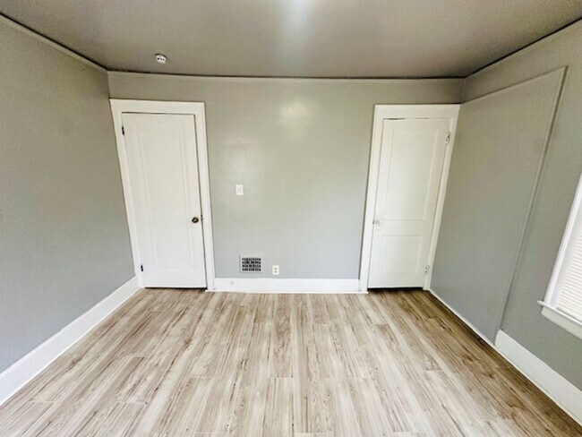 Building Photo - 15895 Cloverlawn Ave