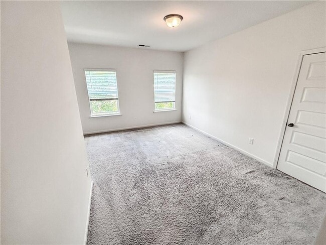Building Photo - 5784 Silver Lk Dr