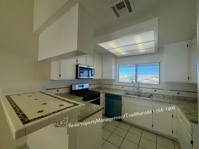 Building Photo - Charming 3 bed, 2 bath
