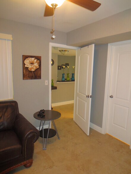 Building Photo - 2811 N Oakland Forest Dr