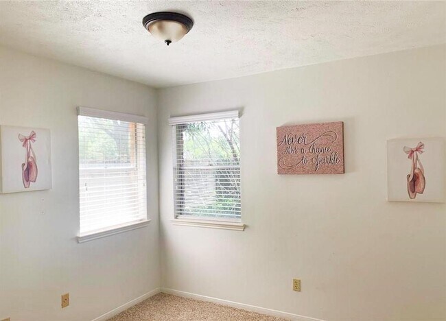 Building Photo - 21634 Park Bend Dr