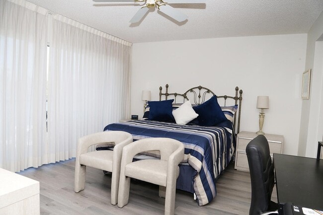 Building Photo - 1537 E Hillsboro Blvd