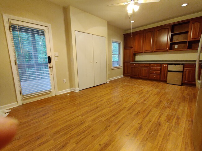 Building Photo - 701 Yorkshire Rd NE