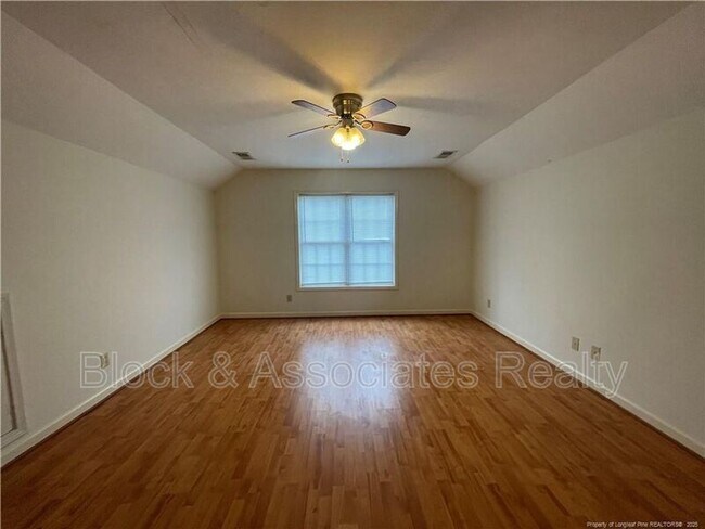 Building Photo - 596 E Lake Ridge Rd