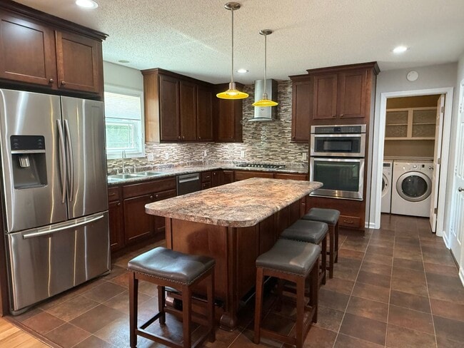 Building Photo - 3 bedroom one- level beauty in North Johnson City!