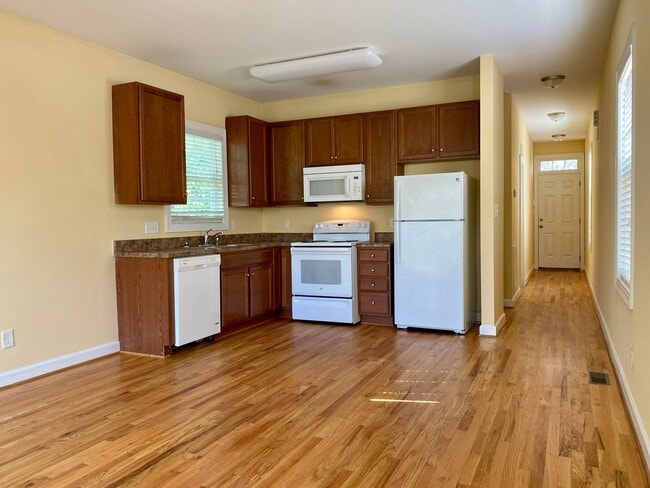 Building Photo - 3921 Lexington Dr