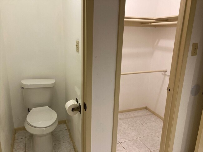 Building Photo - 2906 Green Fields Dr