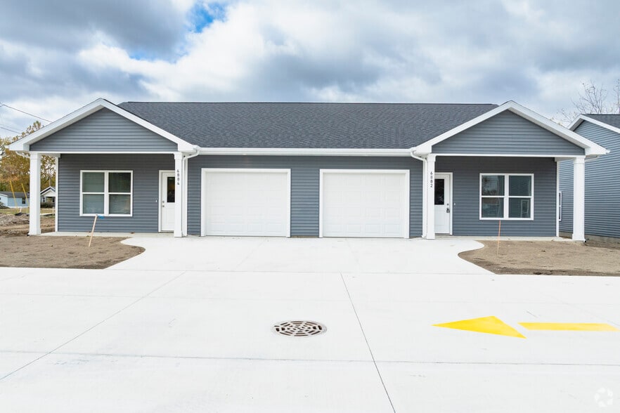 Ranch style 2 bed 1 bath/ attached garage - Urban Nest Apartments