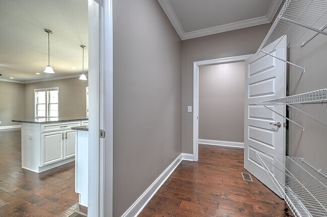 Building Photo - 4 Bedroom / 2.5 Bath Home  Kingsport, TN