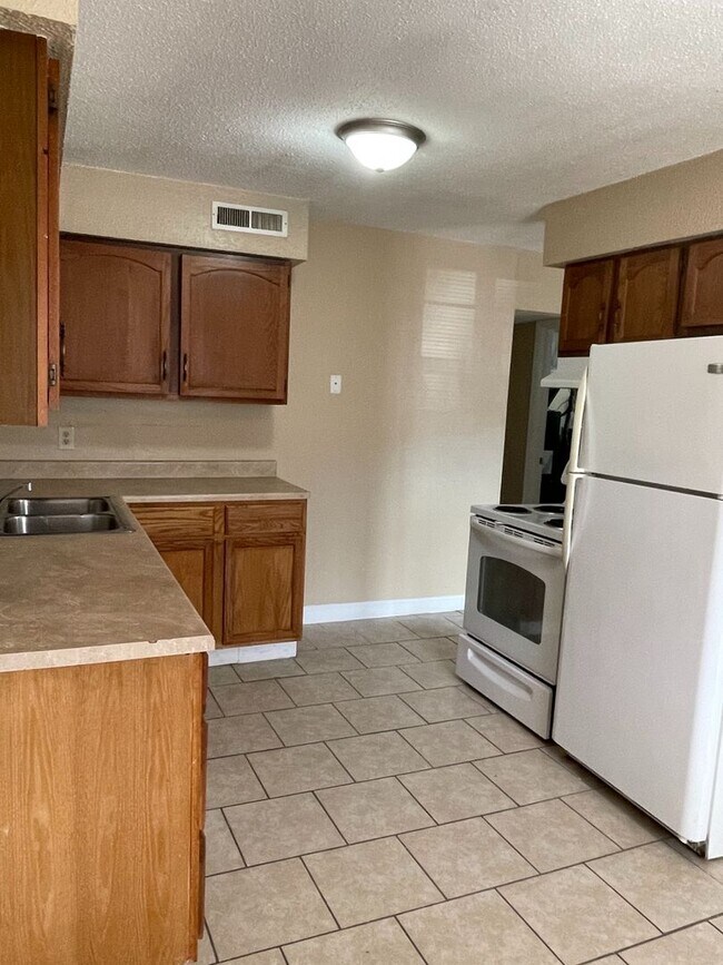 Building Photo - 295/297 Chris Dr.