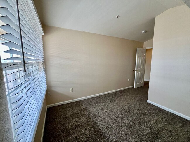 Building Photo - Very nice 2 bed 2 full bath on top floor n...