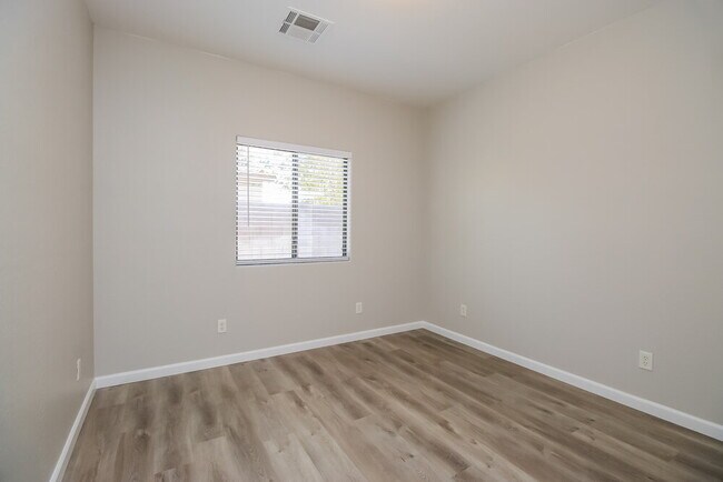 Building Photo - 2593 S Powell Rd