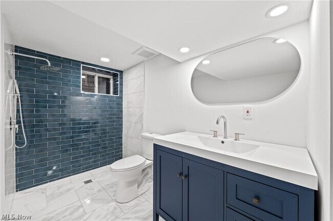 Building Photo - 1422 W 77th St