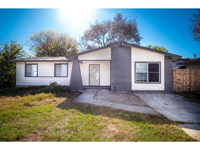 Building Photo - Nice and Convenient Home