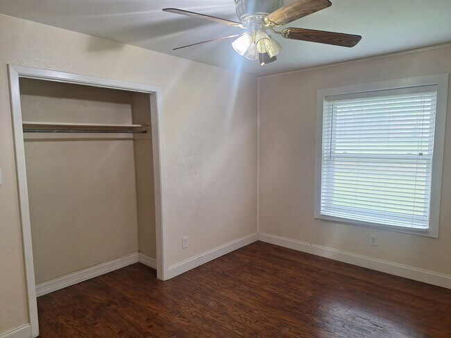 Building Photo - 3BR/2BA Home with Private Yard in Crowley