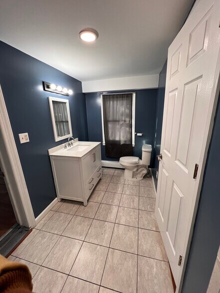 Main floor bathroom - 4855 Sandy Point Rd