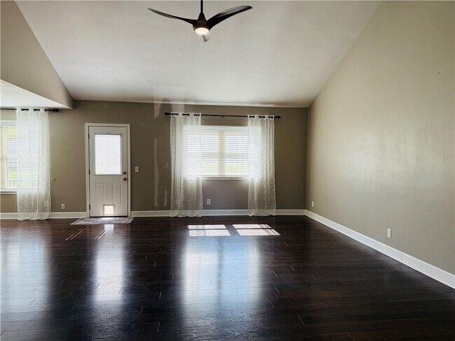 Building Photo - 2714 W Fir St