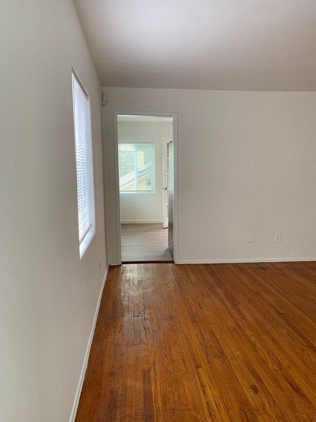 Building Photo - Spacious 2 bedroom