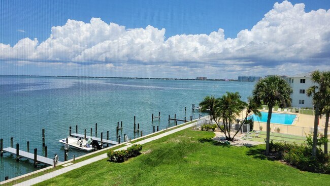 Building Photo - Annual UNfurnished top floor Bay front 2/2 condo with full views of Sarasota Bay