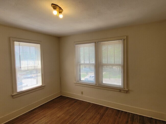 Building Photo - Charming home DOWNTOWN, steps from Columbia College