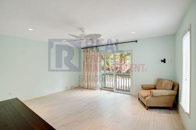 Building Photo - Stunning 4/2 on Siesta Key!