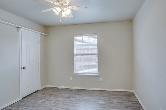 Building Photo - Large 3/2/2 in South Lubbock!