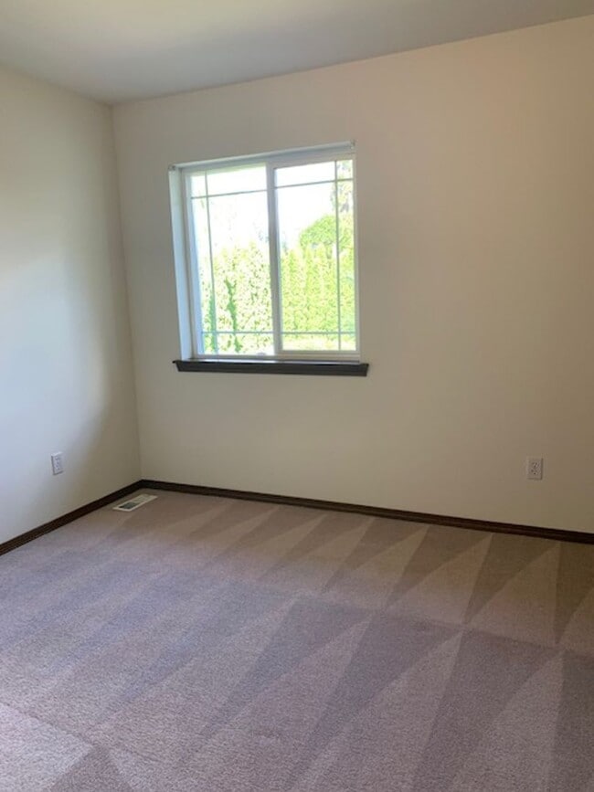 Building Photo - Lovely 3 Bedroom/2.5 Bath, Great Edmonds N...