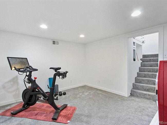 Building Photo - In the Heart of Highlands 2 Bedroom 1 Bath Row Home!