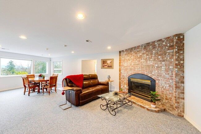 Building Photo - Fully Furnished Daylight Basement 2 Bedroo...
