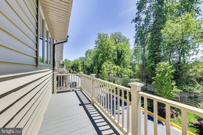 Building Photo - 5004 Oakmoore Dr